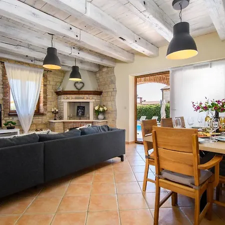 וילה Paradis Stone Queen With Heated Pool *