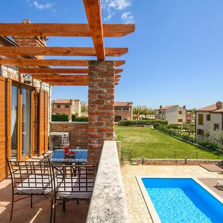 Paradis Stone Queen With Heated Pool Villa