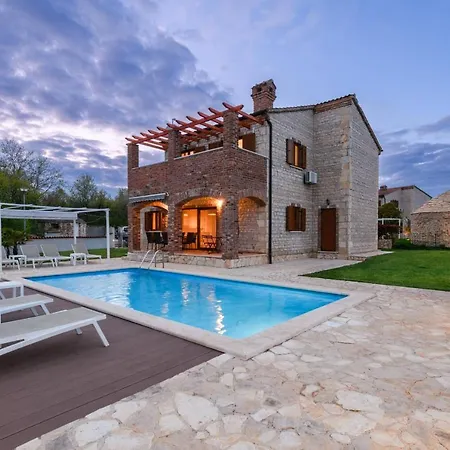 וילה Paradis Stone Queen With Heated Pool *