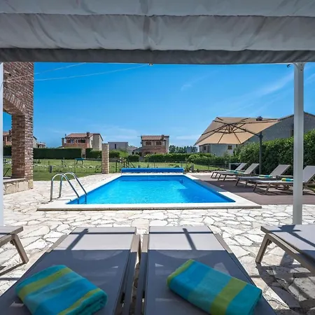 וילה Paradis Stone Queen With Heated Pool