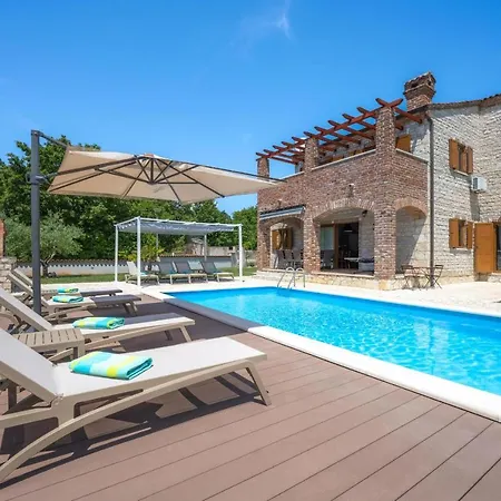 Paradis Stone Queen With Heated Pool Vila *
