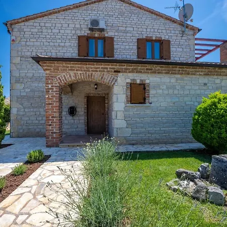 Paradis Stone Queen With Heated Pool Vila *