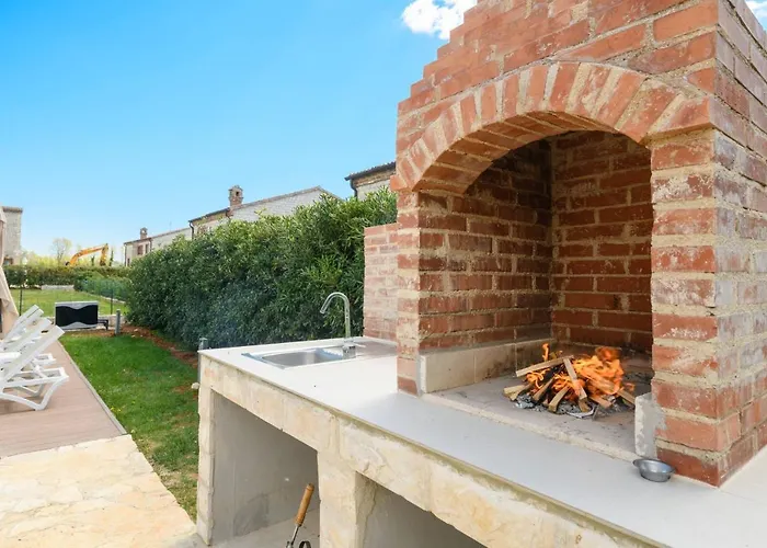 Paradis Stone Queen With Heated Pool *