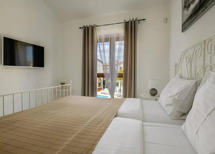 Paradis Stone Queen With Heated Pool Butkovići
