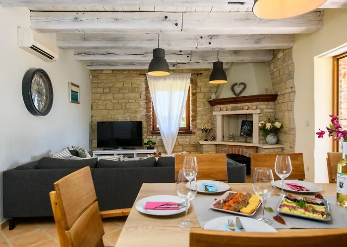 Paradis Stone Queen With Heated Pool