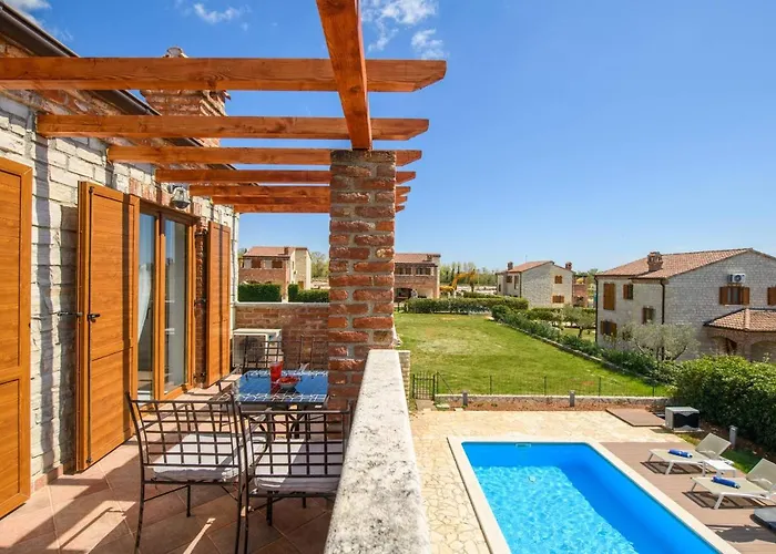 Paradis Stone Queen With Heated Pool Villa