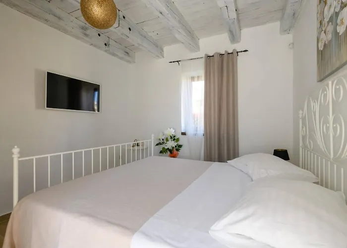 Paradis Stone Queen With Heated Pool Villa *