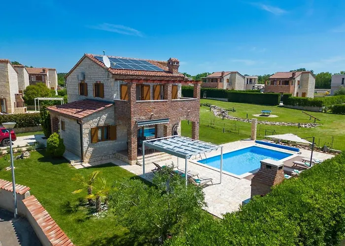 Paradis Stone Queen With Heated Pool Butkovići