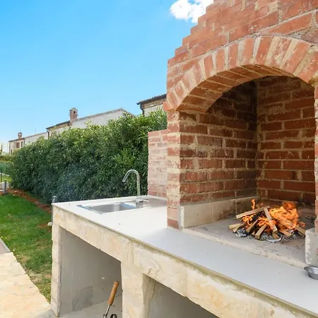 Paradis Stone Queen With Heated Pool *